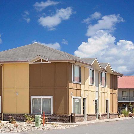 Super 8 By Wyndham Denver Central מראה חיצוני תמונה