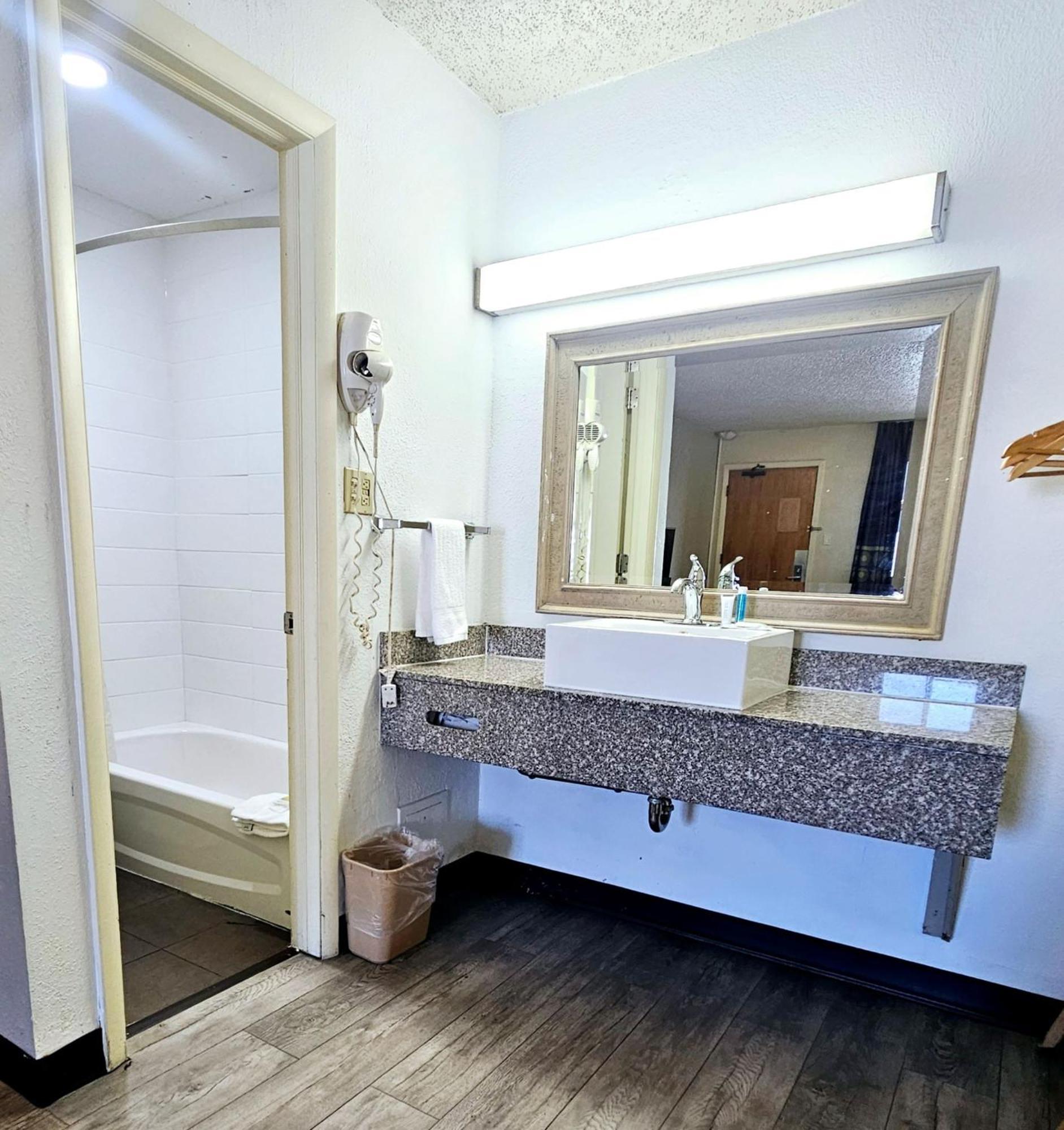 Super 8 By Wyndham Denver Central מראה חיצוני תמונה