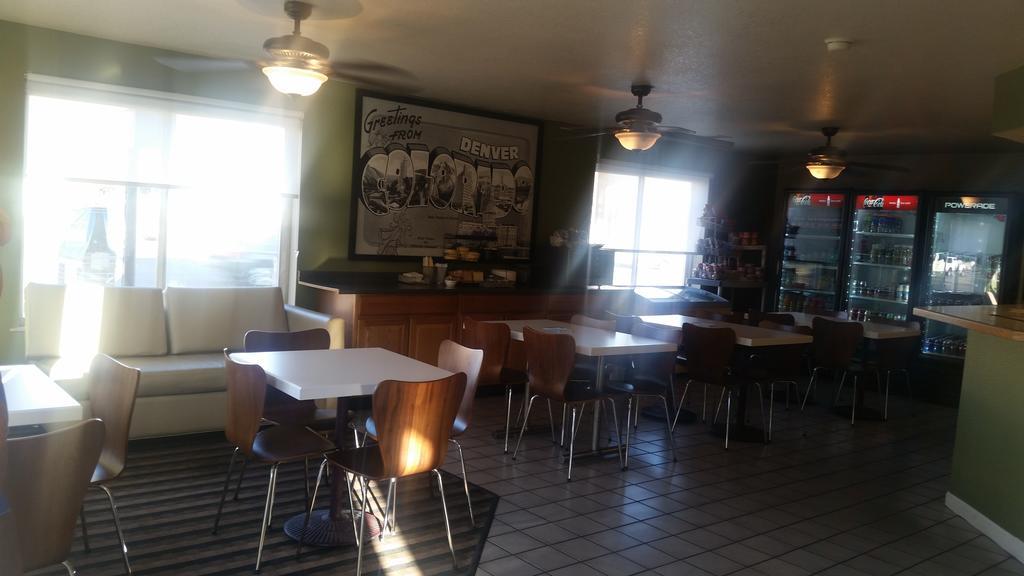 Super 8 By Wyndham Denver Central מראה חיצוני תמונה