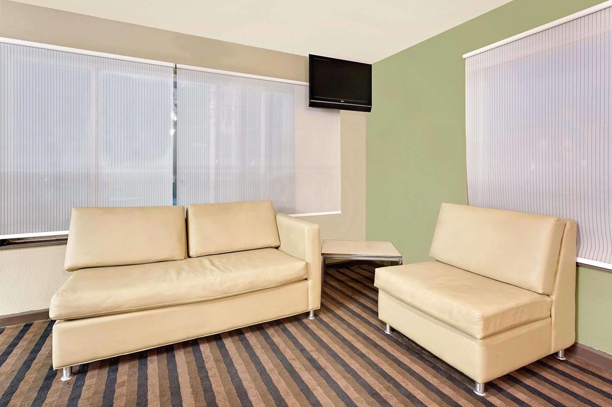 Super 8 By Wyndham Denver Central מראה חיצוני תמונה