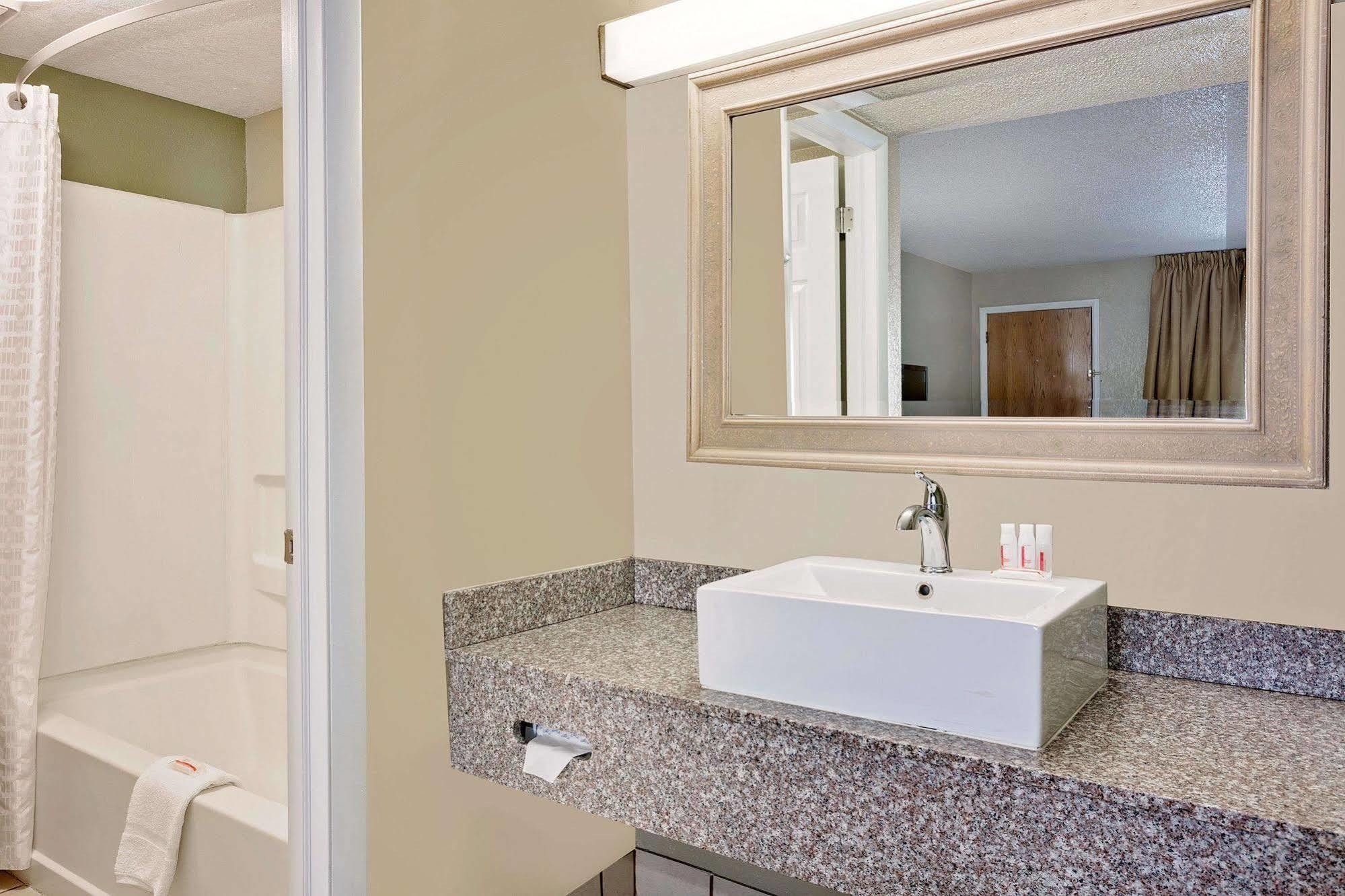Super 8 By Wyndham Denver Central מראה חיצוני תמונה